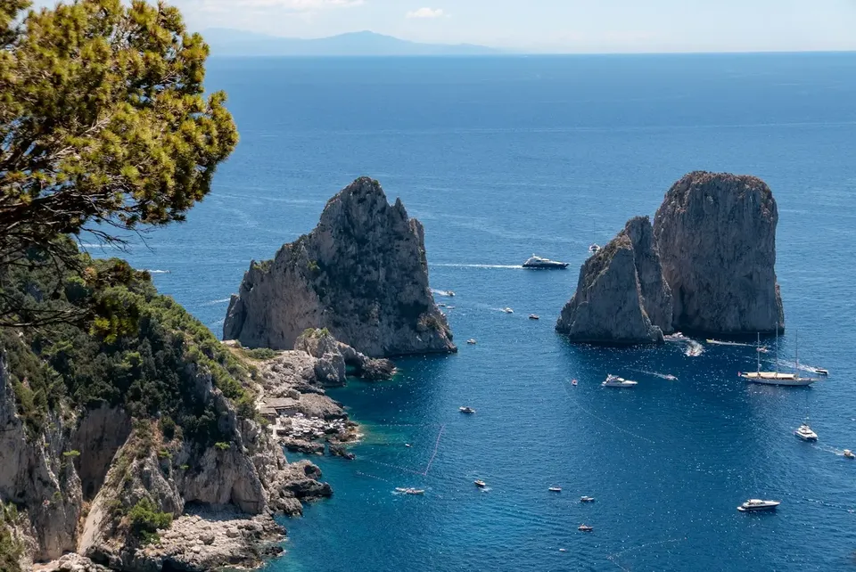 Tragflächenboot bei der Ankunft in Marina Grande auf Capri, mit den hellen Häusern des Hafens und der grünen Silhouette der Insel im Hintergrund