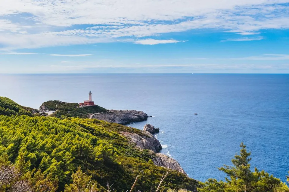 Capri — Das Meer: Baden, Boot und Leuchtturm