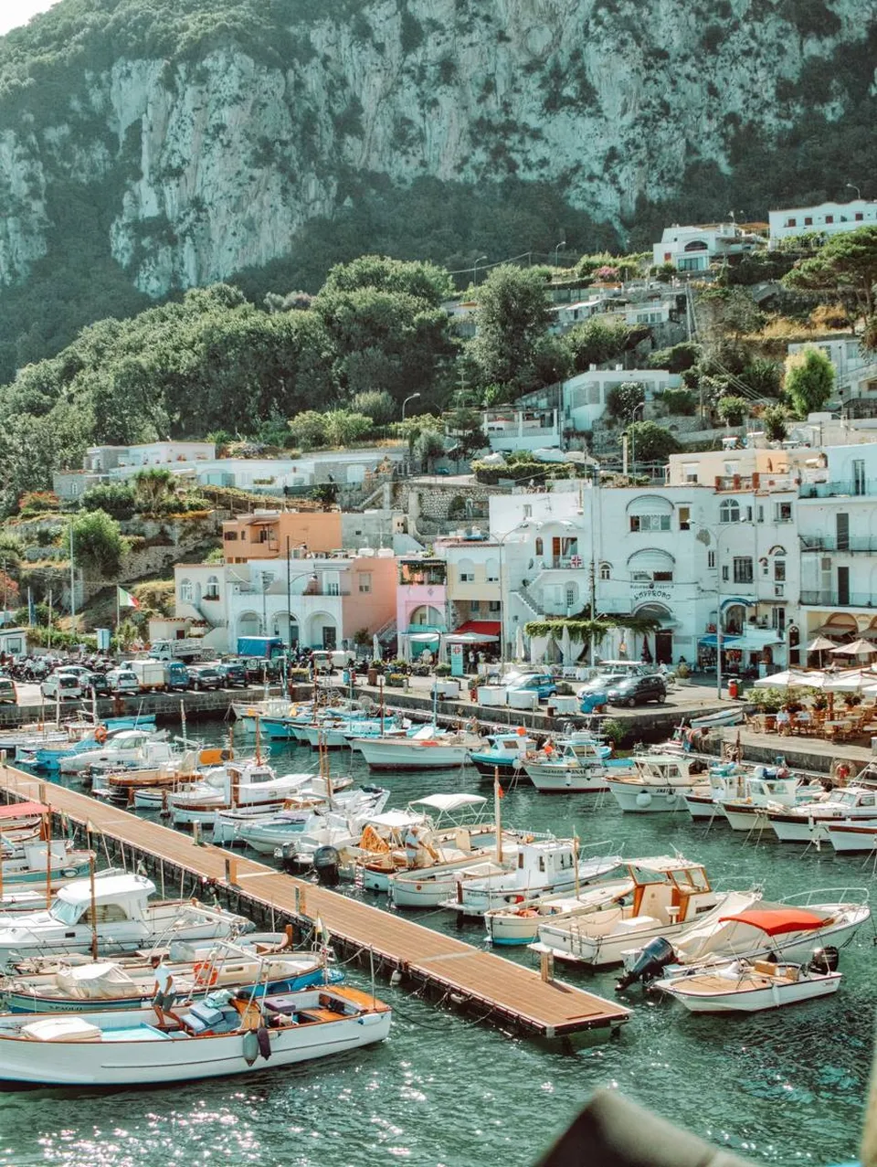 Blick auf Marina Piccola in Capri mit der kleinen Bucht, den Plattformen am Meer und den Faraglioni im Hintergrund