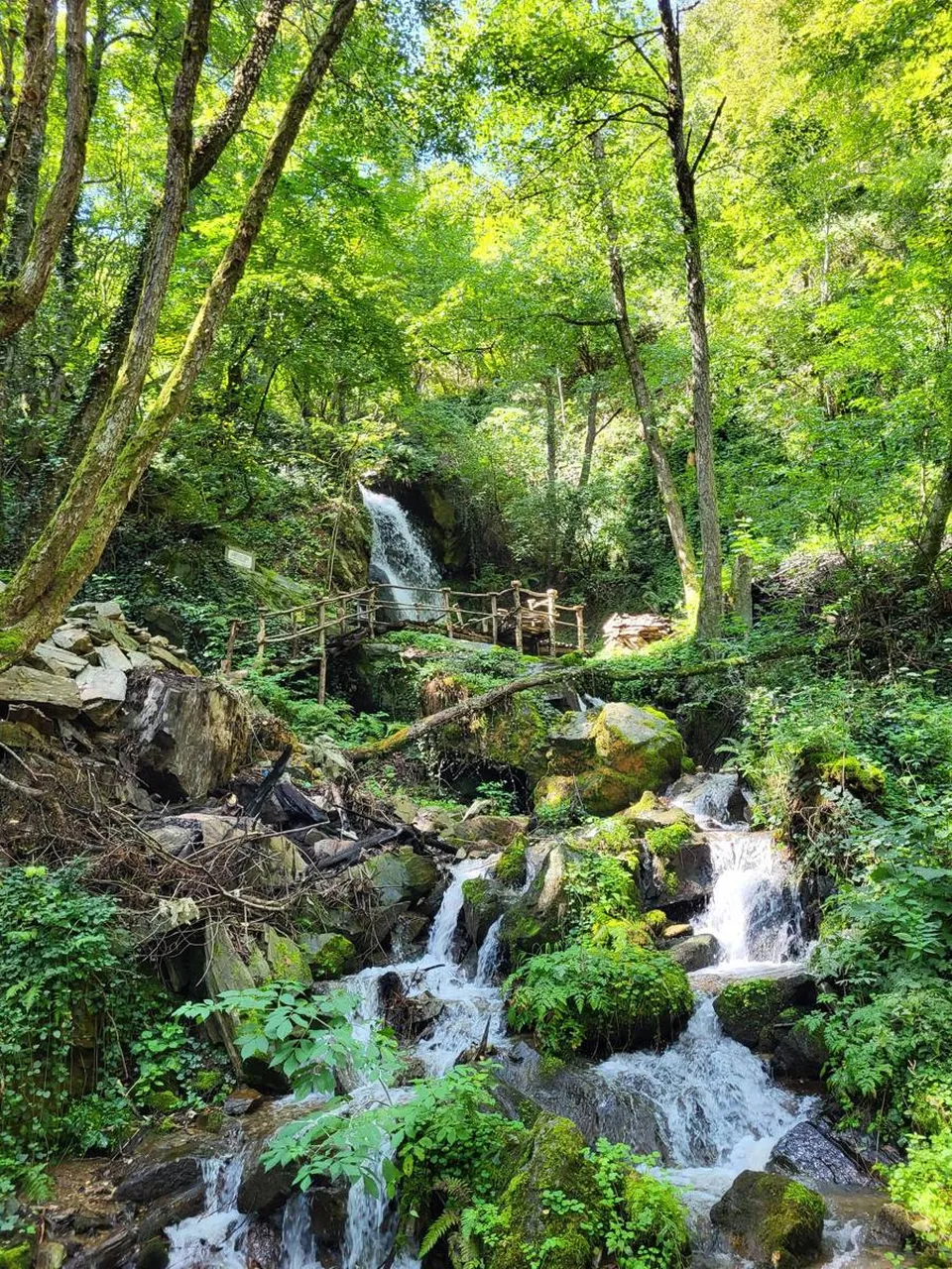 Das Dorf Atrani mit den Häusern über dem Meer