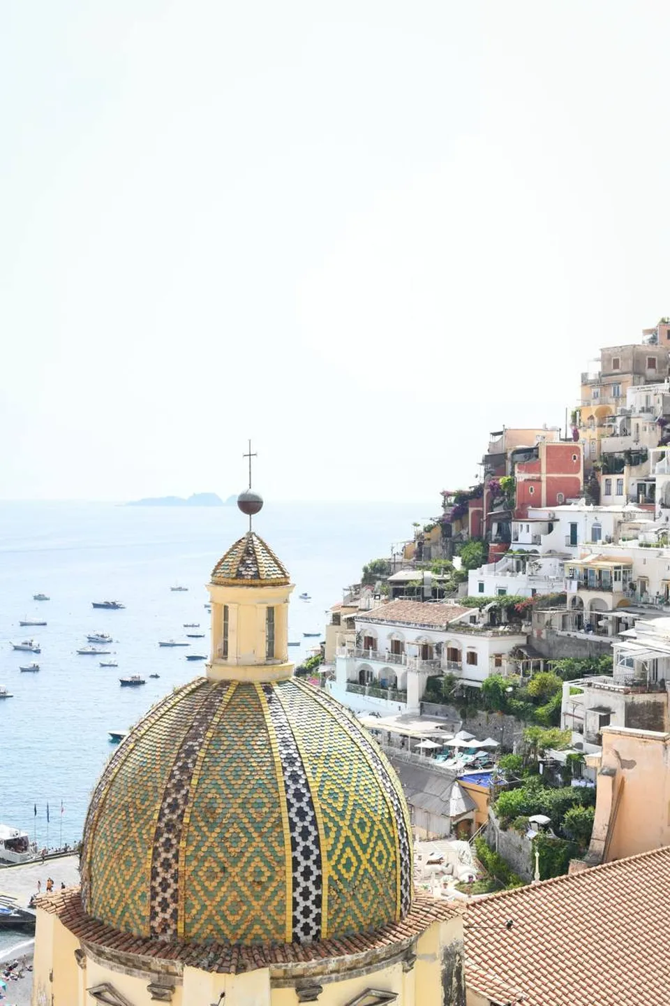 Blick von oben auf Positano mit den terrassenförmig angelegten Häusern, die zur Spiaggia Grande hinabführen, und der Majolika-Kuppel von Santa Maria Assunta