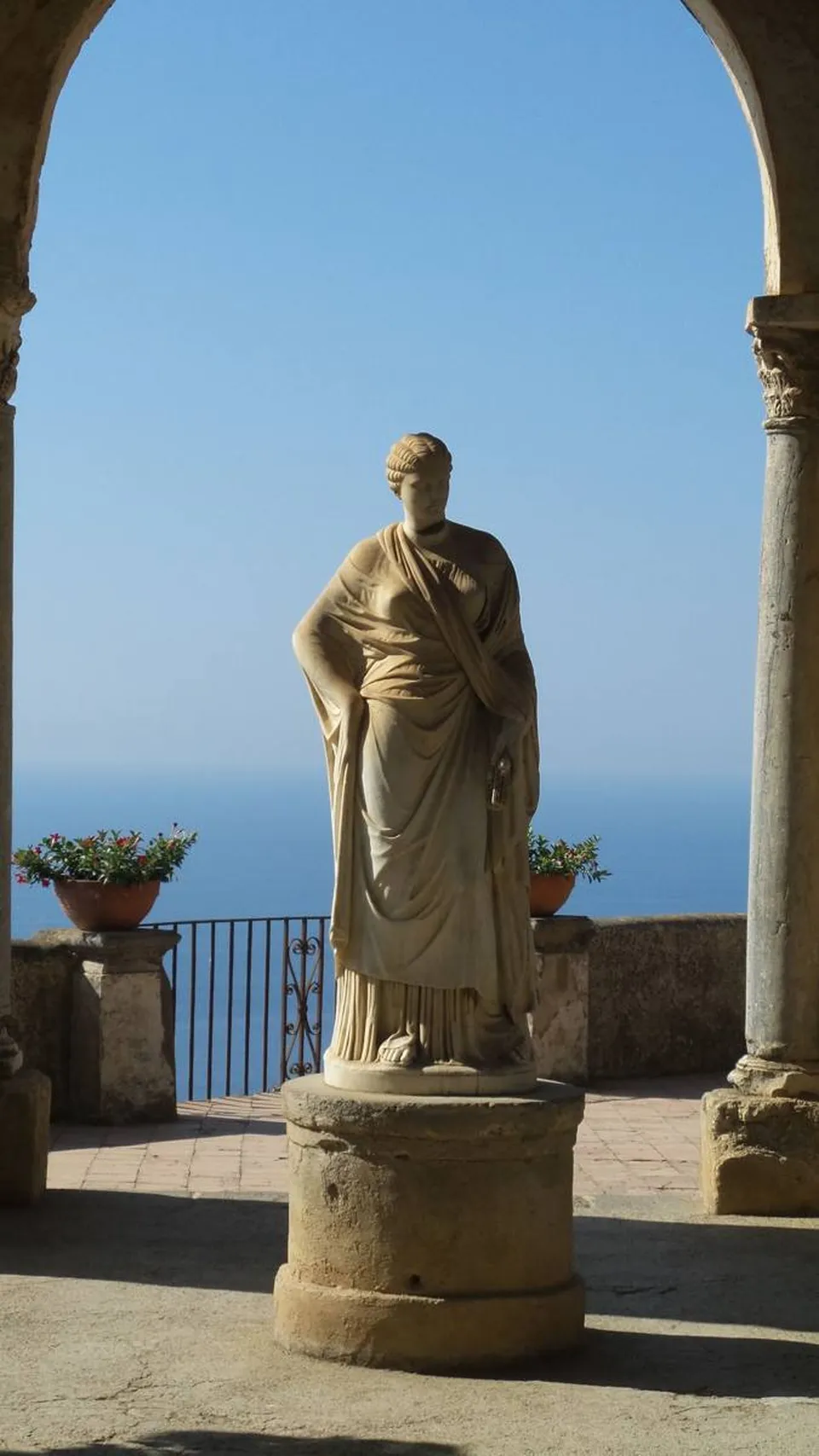 Blühender Garten der Villa Rufolo in Ravello mit dem Belvedere über dem Golf von Salerno