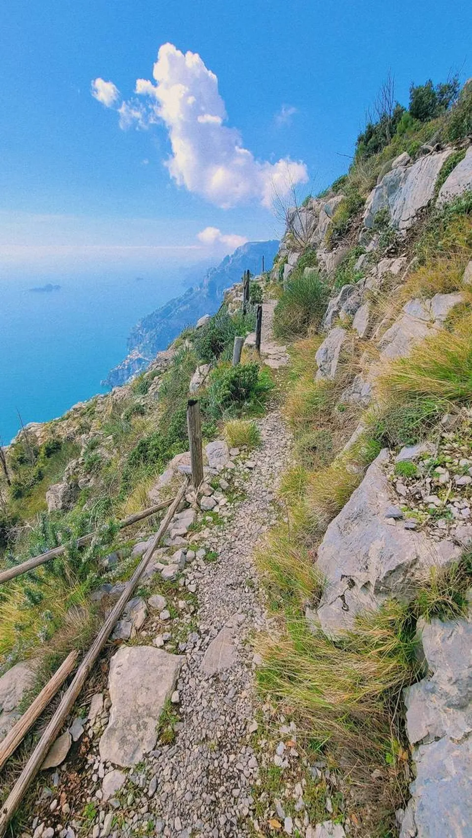 Der Weg der Götter am Berghang oberhalb des Meeres, im Hintergrund die Küste von Positano und die Inseln Li Galli