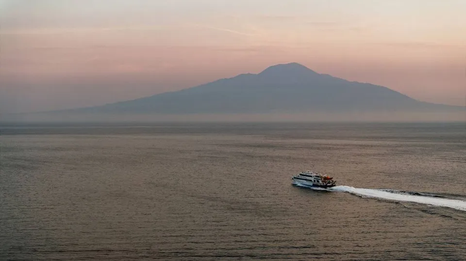 Vista de Sorrento desde lo alto, con las casas sobre el acantilado, el Golfo de Nápoles y el perfil del Vesubio al fondo
