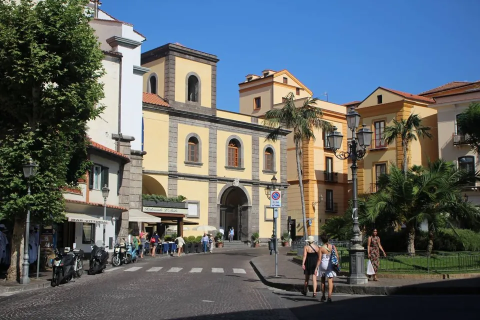 Vista de Sorrento desde el mar, con el acantilado, las casas asomadas al Golfo de Nápoles y el Vesubio al fondo