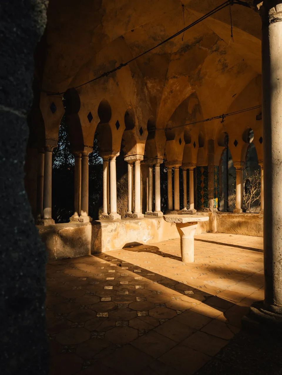 Die schwebende Bühne im Belvedere der Villa Rufolo in Ravello, mit Golf und Küste, die im Licht des Sonnenuntergangs verschwinden