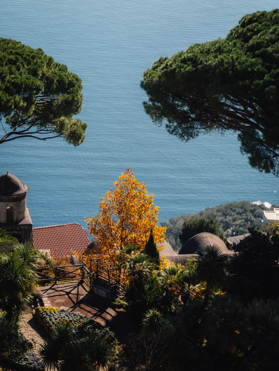 Alte Steintreppe zwischen Zitronenterrassen und Trockenmauern oberhalb von Minori, mit dem Meer der Amalfiküste im Hintergrund