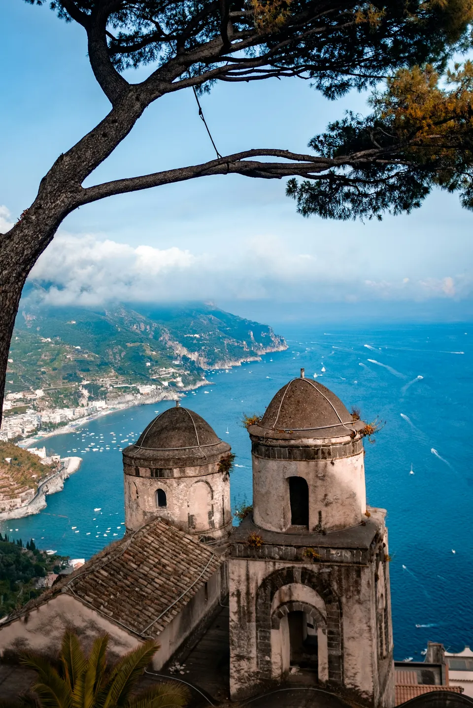 Blick von oben auf die Küste von Ravello mit Terrassengärten, dem blauen Golf und den Dächern von Minori in der Ferne